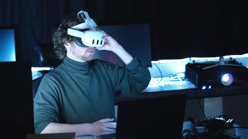 Theatermaker van Marble Looks Back met een VR-bril op. 